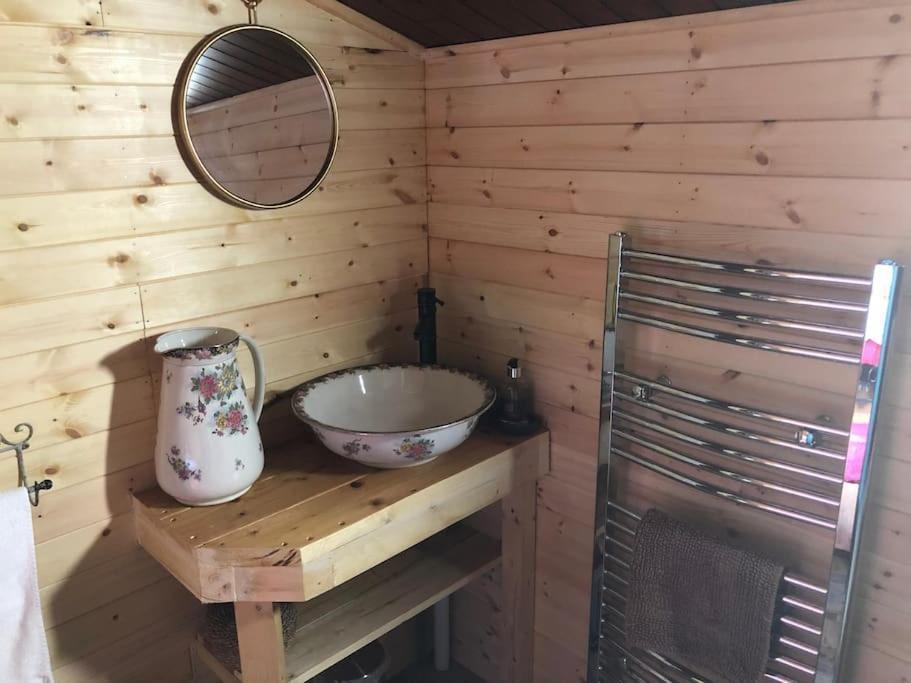 Unique Tiny House Near 3 Peaks - The Zedshed Apartment Bentham Bagian luar foto